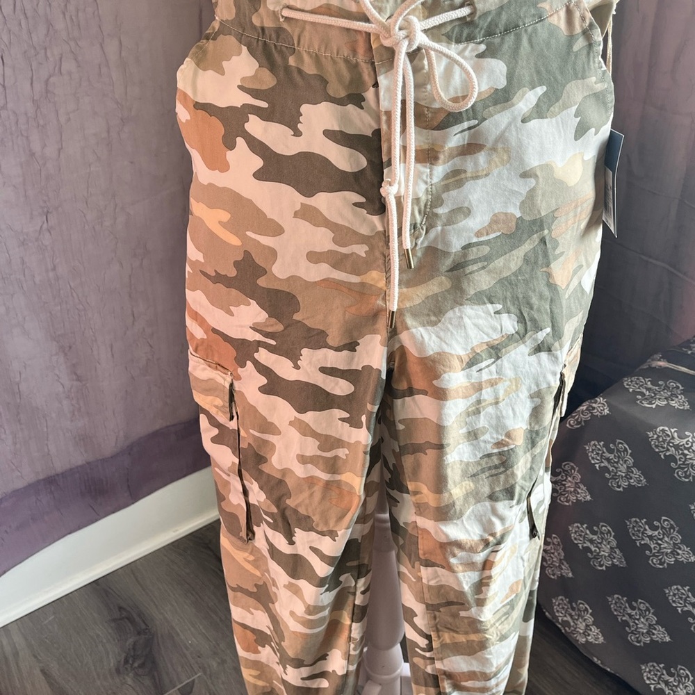 Universal Thread Camouflage Capris Women's Size 4